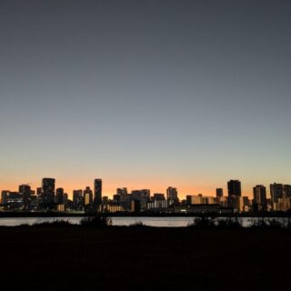 淀川河川敷から大阪中心部の景色を見る