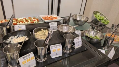 モントレラスール大阪の朝食のサラダ