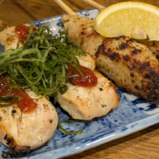 焼き鳥居酒屋鶏と酎ハイとり巣神田のつくねとささみ大葉梅