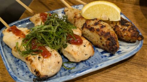 焼き鳥居酒屋鶏と酎ハイとり巣神田のつくねとささみ大葉梅