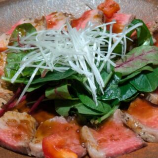 お魚総本家銀座店の黒毛和牛ローストビーフ サラダ仕立て