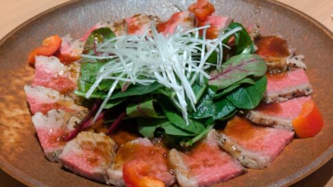 お魚総本家銀座店の黒毛和牛ローストビーフ サラダ仕立て