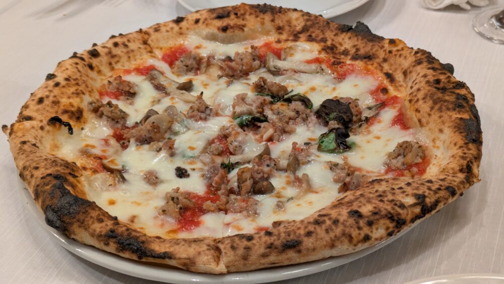 リストランテピッツェリアジャンカルロトウキョウの自家製サルシッチャときのこのマルゲリータ