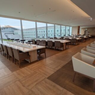 JAL羽田空港国際線サクララウンジのテーブル席