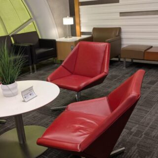 アメリカン航空のフラッグシップラウンジのエントランスのソファ