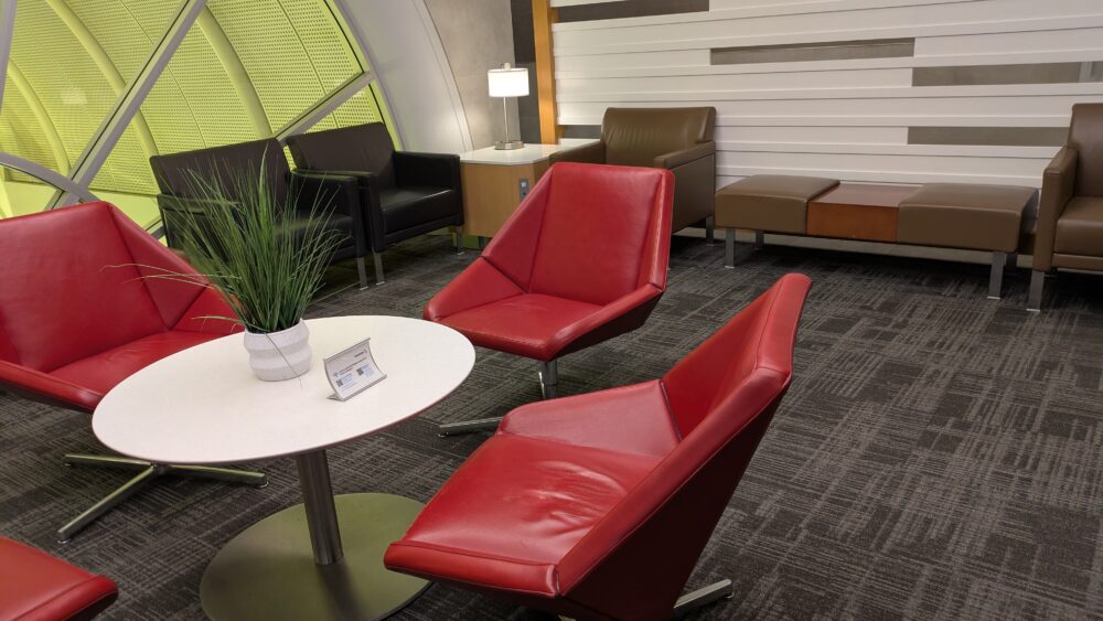 アメリカン航空のフラッグシップラウンジのエントランスのソファ