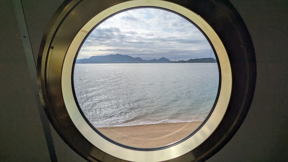 えとせとらからの丸窓からの車窓