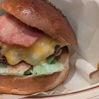 TOKYOCIRCUSCAFEのグレートチーズバーガーベーコントッピング
