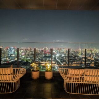 大井町のトラベラーズハウスルーフトップバーのテラス席