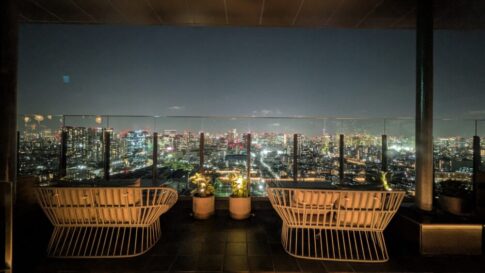 大井町のトラベラーズハウスルーフトップバーのテラス席