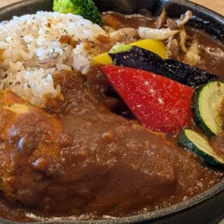 高尾山ベースキャンプカフェバーの骨付き鶏もも肉のベースキャンプカレー