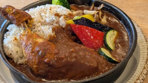 高尾山ベースキャンプカフェバーの骨付き鶏もも肉のベースキャンプカレー