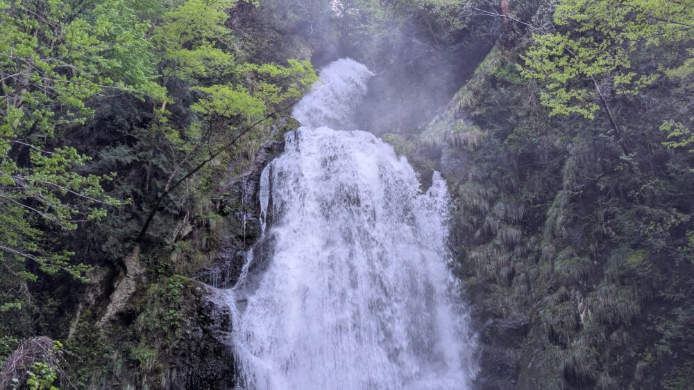 回顧（みかえり）の滝