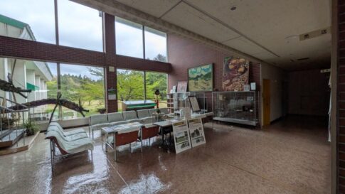 木造亀ヶ岡考古資料室のロビー