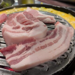 海雲台のオバンジャンのサムギョプサルとトントロを焼く