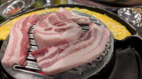 海雲台のオバンジャンのサムギョプサルとトントロを焼く