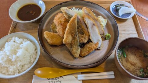 フライデイのアジとヒラメ2種盛り定食