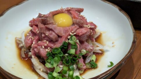 ます家芝大門店のローストビーフユッケ