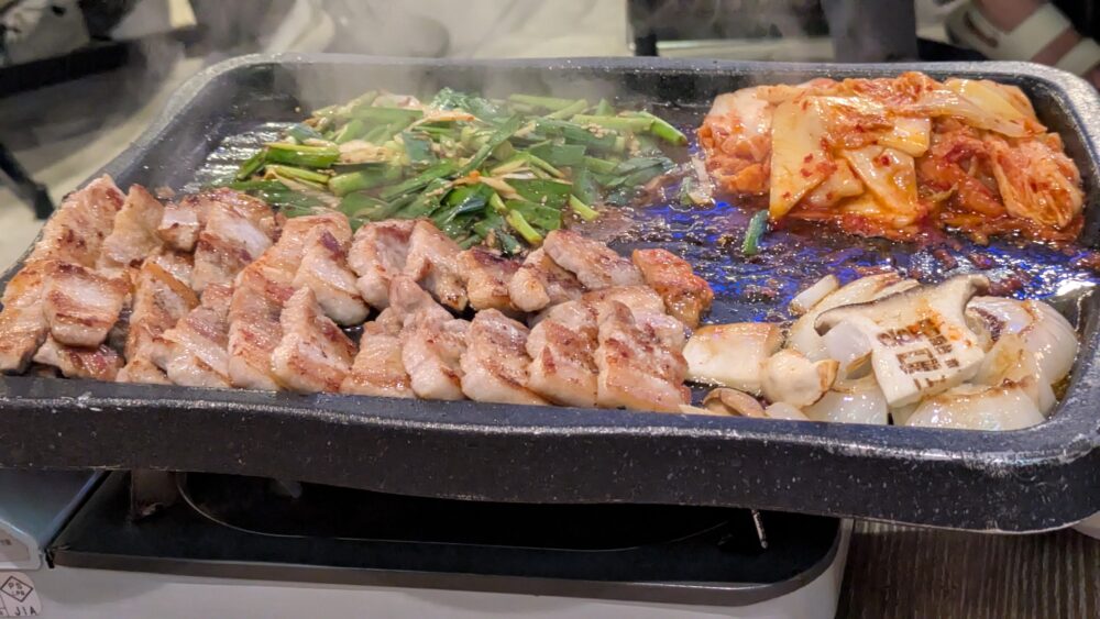 韓国料理ホンデポチャのサムギョプサルが完成