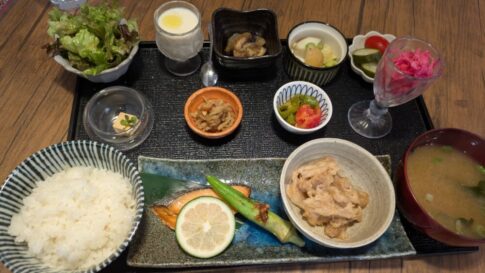 糀屋の日替わり腸活御膳ドリンク付き