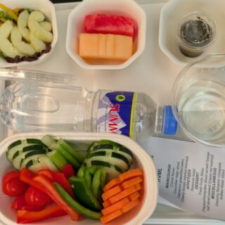 JALの機内食の野菜中心の食事