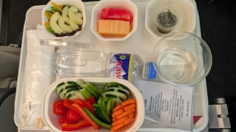 JALの機内食の野菜中心の食事
