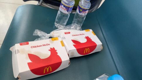 フィリピン航空遅延食事マクドナルドチキン