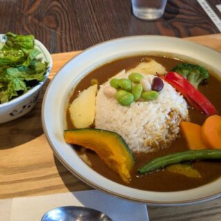 一言堂のカレーサラダ付き