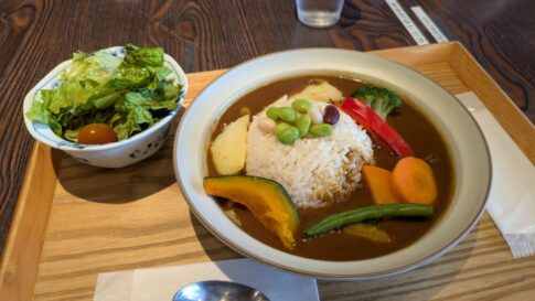 一言堂のカレーサラダ付き